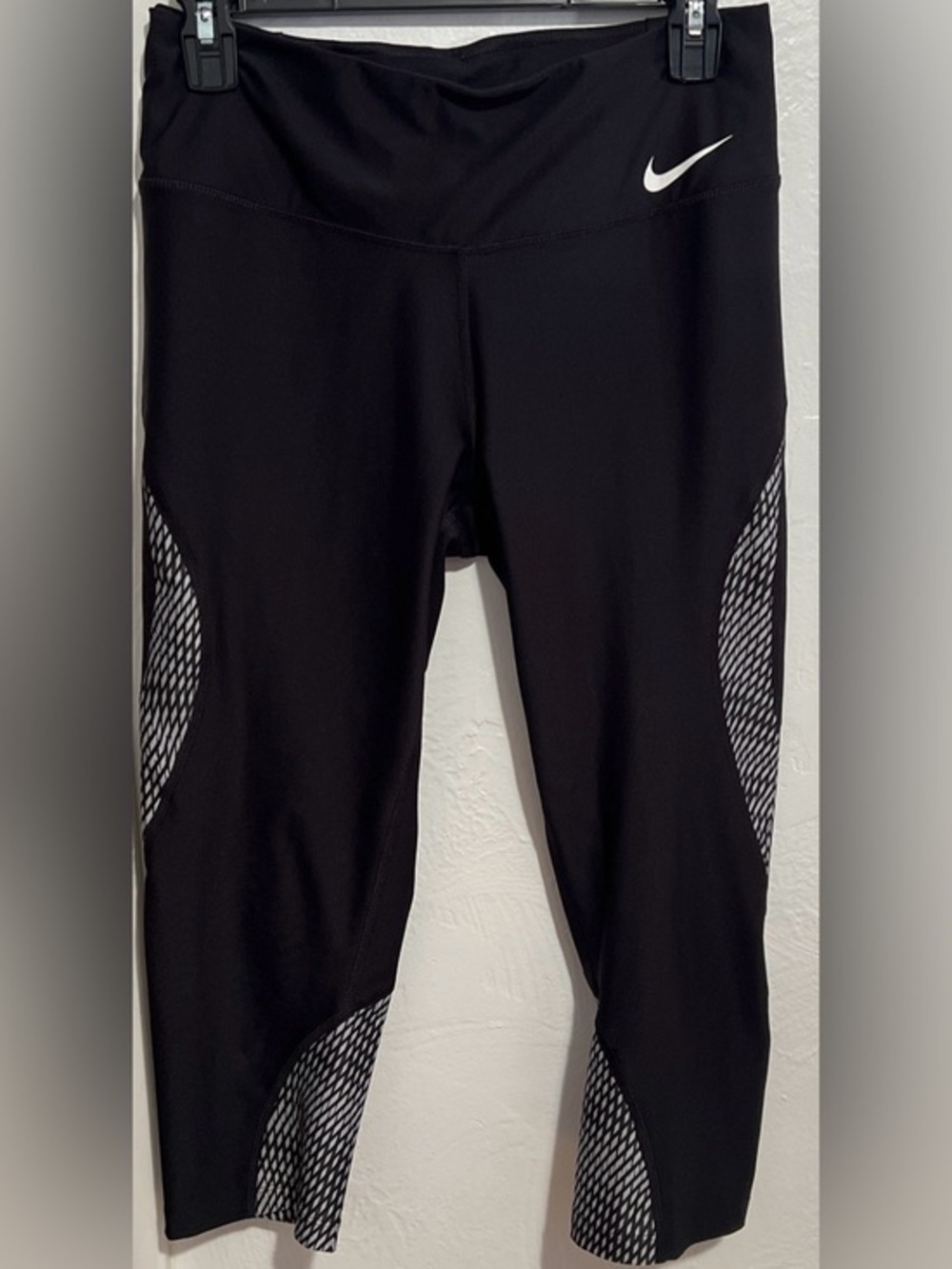 NWOT Women’s Nike Black/Gray Crop Leggings Size M